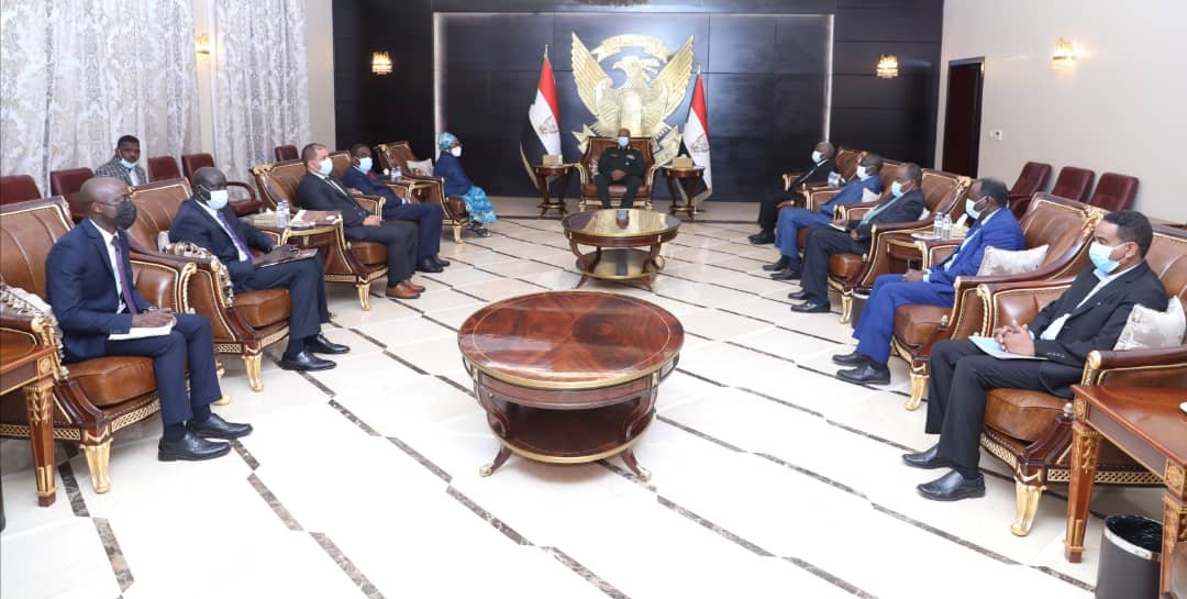 وفد منظمة الامن والمخابرات الافريقية "سيسا" يجري مباحثات مع البرهان وحميدتي عن ازمة السودان