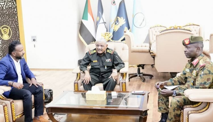 رئيس أركان الجيش يلتقي مدير قناة النيل الأزرق عمار شيلا