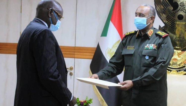 البرهان يبحث مع مبعوث سلفاكير فتح خط السكة حديد والتجارة بين الخرطوم وجوبا