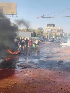 بالصورة.. الشرطة تطلق قنابل الغاز وتستخدم مياه ملونة لتفريق متظاهرين بالقرب من القصر الرئاسي في الخرطوم بالصورة.. الشرطة تطلق قنابل الغاز وتستخدم مياه ملونة لتفريق متظاهرين بالقرب من القصر الرئاسي في الخرطوم