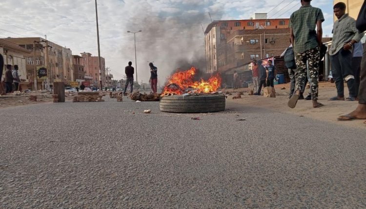 اغلاق تام لشوارع رئيسية في الخرطوم وام درمان وبحري بالمتاريس ومحلات وصيدليات تغلق ابوابها استجابة للعصيان المدني رفضا لقتل المتظاهرين (بالصور)