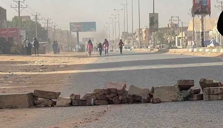 اغلاق تام لشوارع رئيسية في الخرطوم وام درمان وبحري بالمتاريس ومحلات وصيدليات تغلق ابوابها استجابة للعصيان المدني رفضا لقتل المتظاهرين (بالصور)