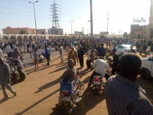 بالصورة.. مواطنون قادمون من أمدرمان يتفاجؤُون بإغلاق جسر الإنقاذ ويتجمهرون امام مدخل الكبرى