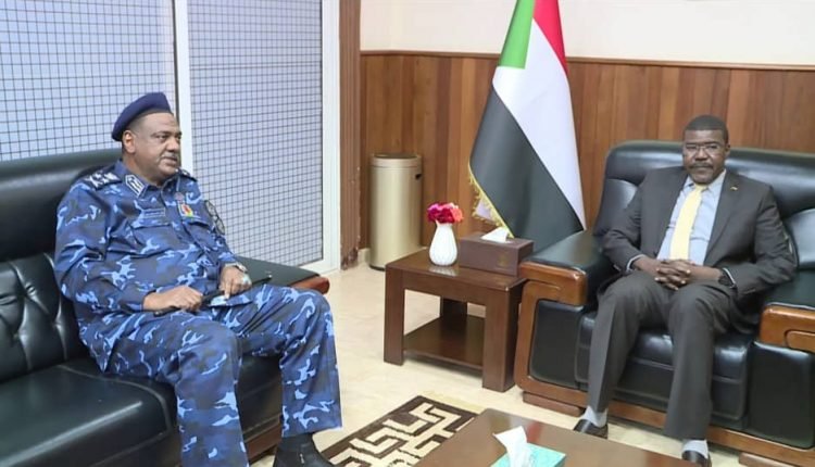 عضو بمجلس السيادة يبلغ مدير عام الشرطة ضرورة وقف العنف ضد المتظاهرين