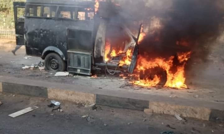 عاجل.. حرق مركبة للشرطة بـ(شروني) الخرطوم