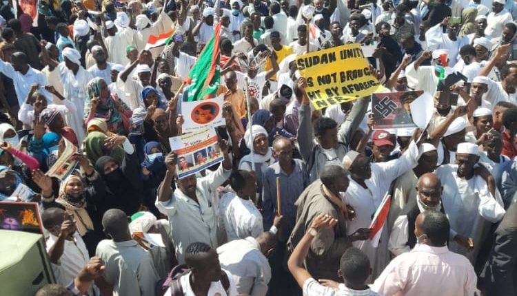 السودان.. مواطنون يتظاهرون امام مقر بعثة (يونتيامس) ويطالبون بطرد فولكر بيرتس