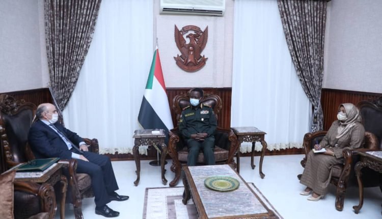 بعد مبادرة الأمم المتحدة مندوب من الاتحاد الأفريقي يلتقي كباشي بالقصر الرئاسي ويبحث تفاصيل الأزمة بالسودان