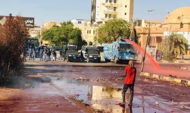 بالصورة..  الشرطة تطلق قنابل الغاز وتستخدم مياه ملونة لتفريق متظاهرين بالقرب من القصر الرئاسي في الخرطوم