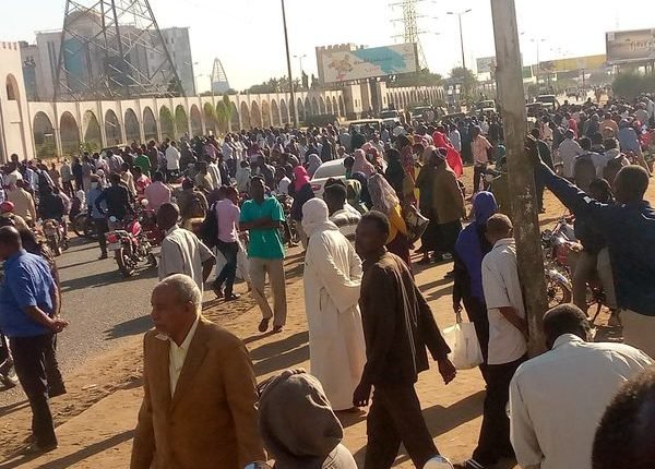 بالصورة.. مواطنون قادمون من أمدرمان يتفاجؤُون بإغلاق جسر الإنقاذ ويتجمهرون امام مدخل الكبرى
