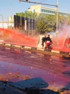 بالصورة.. الشرطة تطلق قنابل الغاز وتستخدم مياه ملونة لتفريق متظاهرين بالقرب من القصر الرئاسي في الخرطوم بالصورة.. الشرطة تطلق قنابل الغاز وتستخدم مياه ملونة لتفريق متظاهرين بالقرب من القصر الرئاسي في الخرطوم