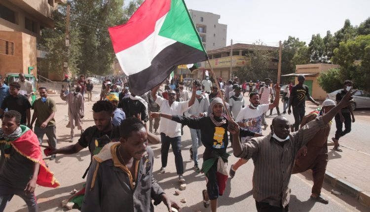 السودان.. ارتفاع قتلى مليونية 17 يناير الى 7 وعشرات الجرحى بالرصاص وقنابل الغاز وحشود ضخمة من المواطنين  والأسر أمام مستشفى الجودة بالخرطوم و دعوات لوضع المتاريس في الشوارع