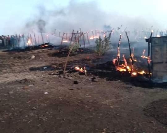 حريق ضخم يلتهم عشرات المنازل بأحد احياء القضارف شرق السودان