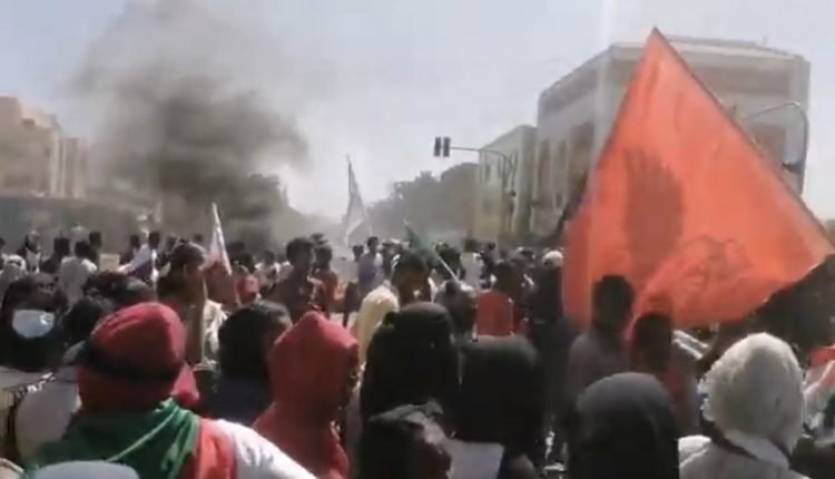 فيديو يوثق إعتقال صحفيين ومصور أجنبي من قبل قوات الأمن السودانية خلال تظاهرات مليونية 7 فبراير