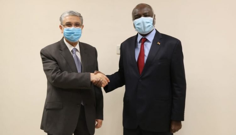 وزير المالية السوداني يكشف عن اتفاق مع مصر بشأن الكهرباء لمقابلة فصل الصيف