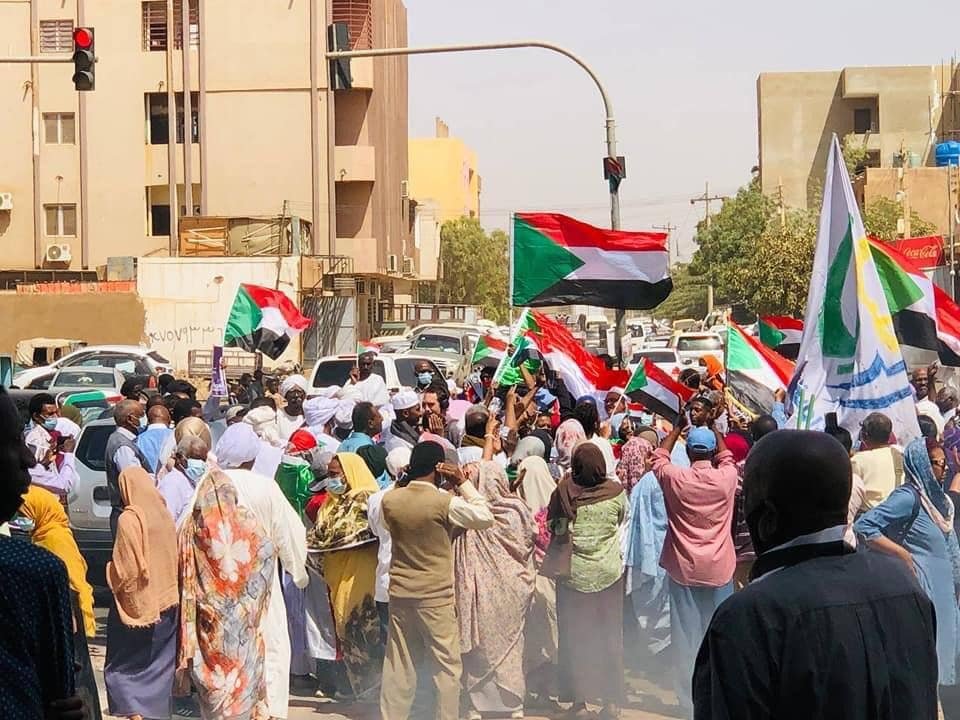 الشرطة تطلق قنابل الغاز المسيل للدموع على موكب (الأمهات والآباء) بالخرطوم