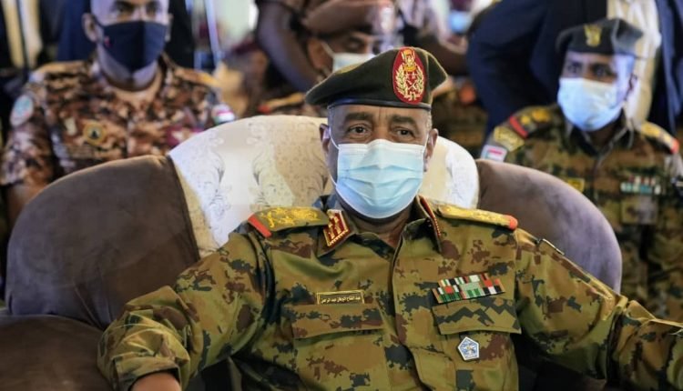 البرهان يصدر قرارا غريبًا بحق مئات من ضباط الشرطة