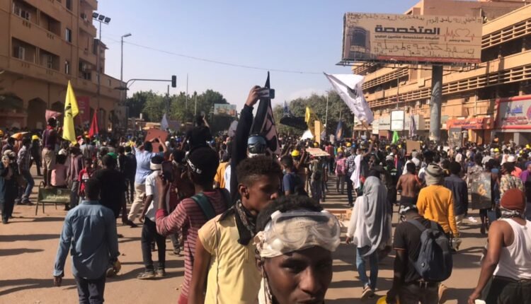 عاجل .. طلقة “خرطوش” بالبطن والصدر تنهي حياة شاب في مظاهرات بالخرطوم