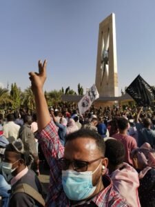 بالصورة.. متظاهرون يصلون بوابة القصر الرئاسي بالخرطوم وتتريس الشوارع المحيطة