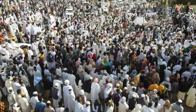 بالصور.. حشود بالخرطوم دعمًا للجيش السوداني واتهامات لأعضاء بالسيادي بمساندة الاحتجاجات رفضًا للتدخل الأجنبي