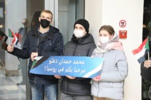 مواطنون روس يستقبلون حميدتي باللافتات في موسكو