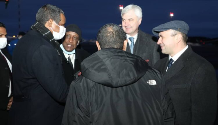 مواطنون روس يستقبلون حميدتي باللافتات في موسكو