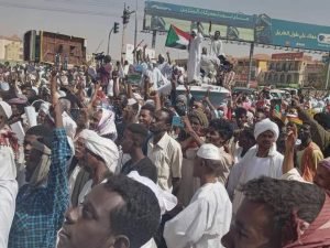 بالصور.. حشود بالخرطوم دعمًا للجيش السوداني واتهامات لأعضاء بالسيادي بمساندة الاحتجاجات رفضًا للتدخل الأجنبي بالصور.. حشود بالخرطوم دعمًا للجيش السوداني واتهامات لأعضاء بالسيادي بمساندة الاحتجاجات رفضًا للتدخل الأجنبي