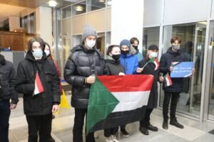 مواطنون روس يستقبلون حميدتي باللافتات في موسكو