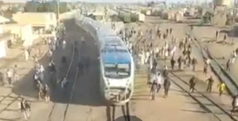 بالفيديو.. الشرطة تتطلق قنابل الغاز المسيل للدموع على ثوار حاولوا منع تحرك القطار إلى الخرطوم