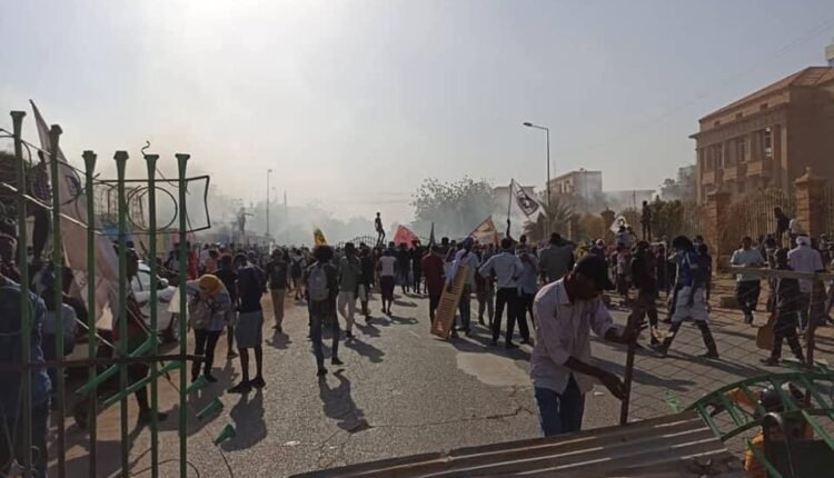 بالصورة.. متظاهرون يصلون بوابة القصر الرئاسي بالخرطوم وتتريس الشوارع المحيطة