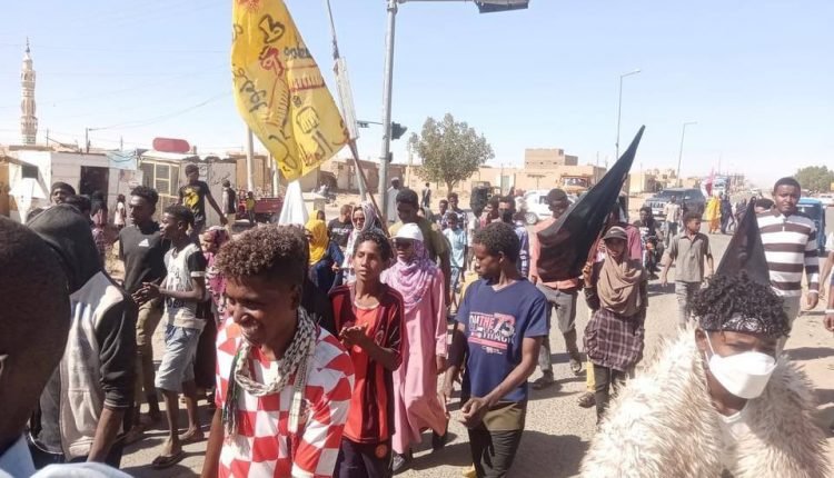 السودان.. قمع مفرط للمتظاهرين وإصابات خطيرة وإغلاق شارع مهم بالمتاريس في الخرطوم و قطار يدهس عربة شرطة