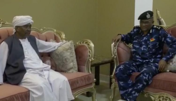 في أول ظهور له.. وزير الداخلية السابق يوضح حقيقة وضعه قيد الإقامة الجبرية