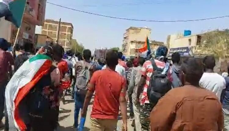 عاجل .. بالفيديو .. متظاهرون يتوجهون الى القصر الجمهوري يرددون هتافات قوية “مافي خوف” والسلطات تغلق جسر رئيسي بالحاويات