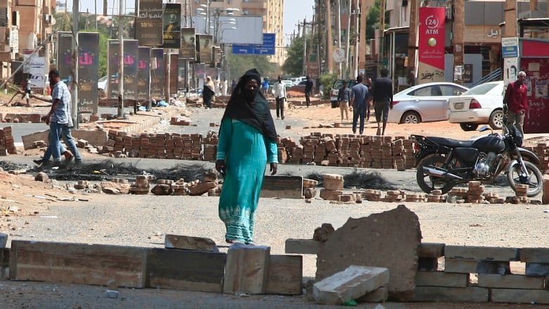 بعد شلل تام بالمتاريس .. الخرطوم على موعد جديد من الاغلاق بأمر ثوار لجان المقاومة بعد شلل تام بالمتاريس .. الخرطوم على موعد جديد من الاغلاق بأمر ثوار لجان المقاومة