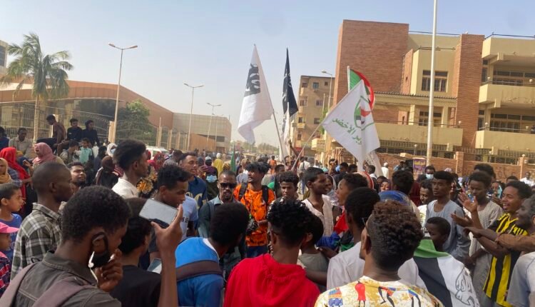 عاجل بالصور .. بدأ إعتصام جديد في الخرطوم.. إسترداد سلطة الشعب