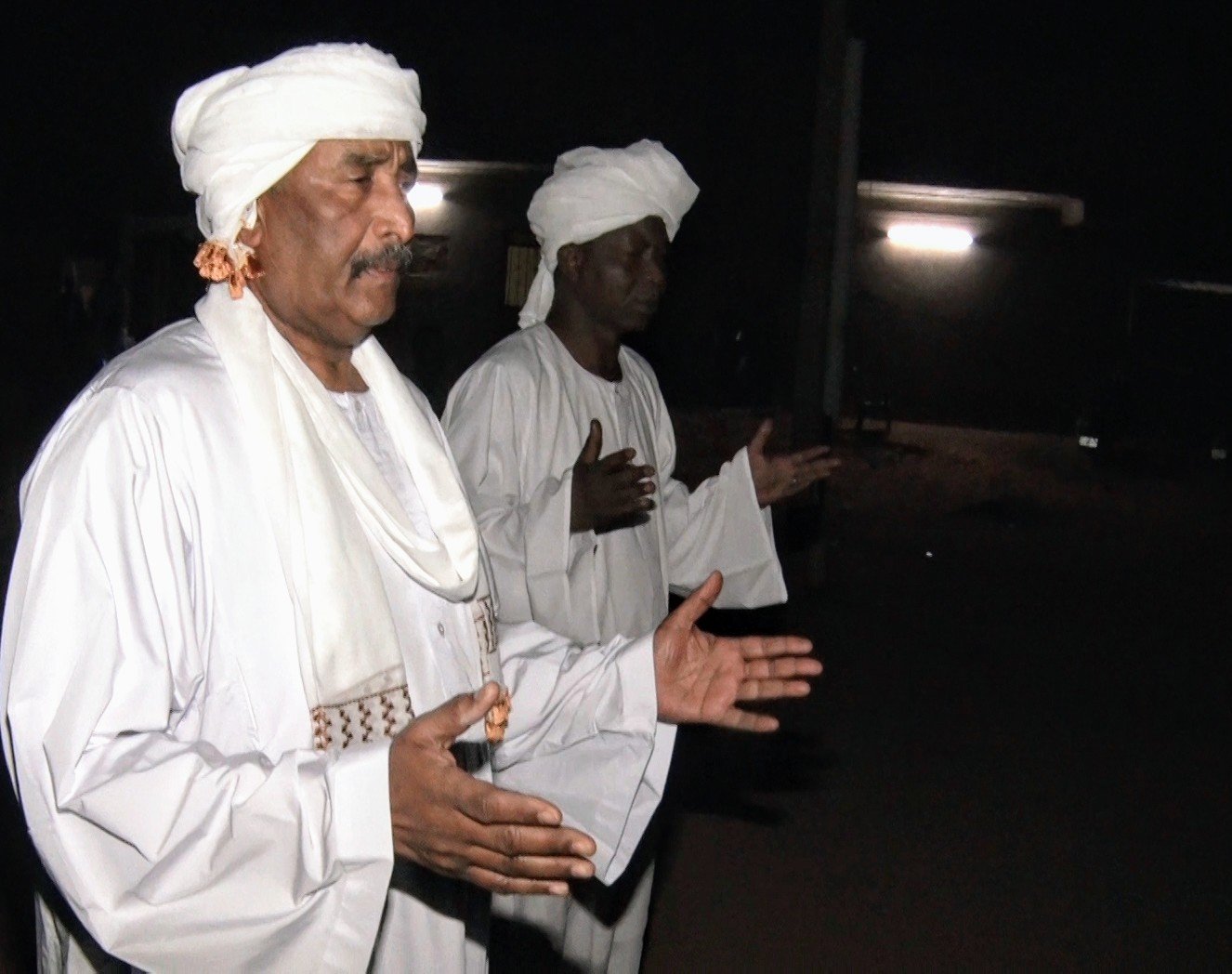 البرهان يوجه دعوة لإخراج السودان من العنف والقتل والإنزلاق ويكشف عن شرط لتسليم السلطة بعد مقتل ضابط أمام القصر الجمهوري