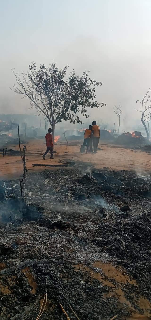 بالصور.. حريق هائل مجهول المصدر يقضي على منازل مواطنين بالضعين بالصور.. حريق هائل مجهول المصدر يقضي على منازل مواطنين بالضعين