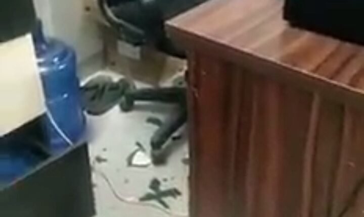 بالفيديو: إقتحام قوات نظامية بنك الدم بالخرطوم وسرقة هواتف وتهشيم أجهزة وترويع الكوادر الطبية.. بيان صادم من لجنة اطباء السودان واصابات خطرة