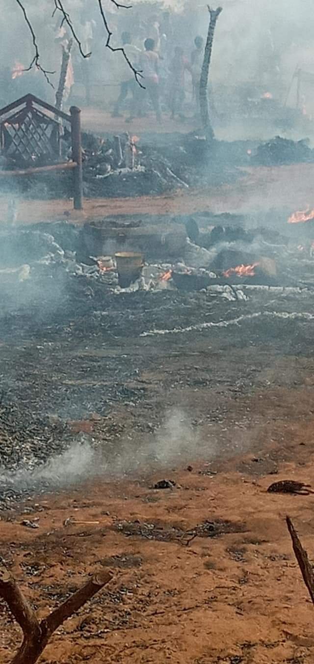 بالصور.. حريق هائل مجهول المصدر يقضي على منازل مواطنين بالضعين بالصور.. حريق هائل مجهول المصدر يقضي على منازل مواطنين بالضعين