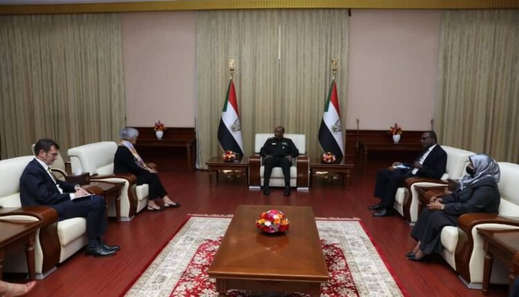 لقاء بين البرهان ومسؤول أوروبي يصل إلى توافق بشأن الحوار السوداني وتشكيل حكومة مدنية وانتخابات
