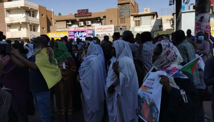 آلاف النساء في السودان يتظاهرن في يوم المرأة العالمي وقبض العشرات بينهم “فتيات قاصرات” “بالفيديو”