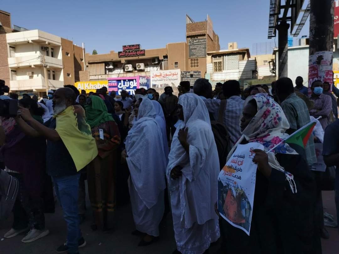 آلاف النساء في السودان يتظاهرن في يوم المرأة العالمي وقبض العشرات بينهم "فتيات قاصرات" "بالفيديو"
