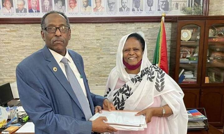 مدير جامعة الخرطوم الجديد يتسلم ملفات الادارة من فدوى عبد الرحمن ويطلق تعهدات بشأن تراكم الدفعات ومرتبات الأساتذة