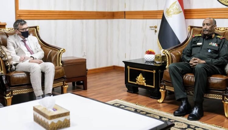 البرهان يلتقي فولكر بطلب منه بعد تهديده بطرده ويوجه رسائل قوية ودعوات مهمة بينها الجيش