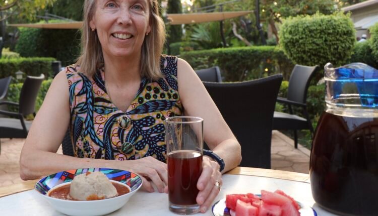 بالصورة.. السفيرة الأمريكية تأكل العصيدة وتشرب الأبري في مائدة سودانية