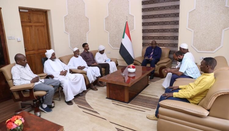 عضو السيادي أبوالقاسم برطم يبلغ أسر المعدنين المفقودين بالمثلث قرار الدولة