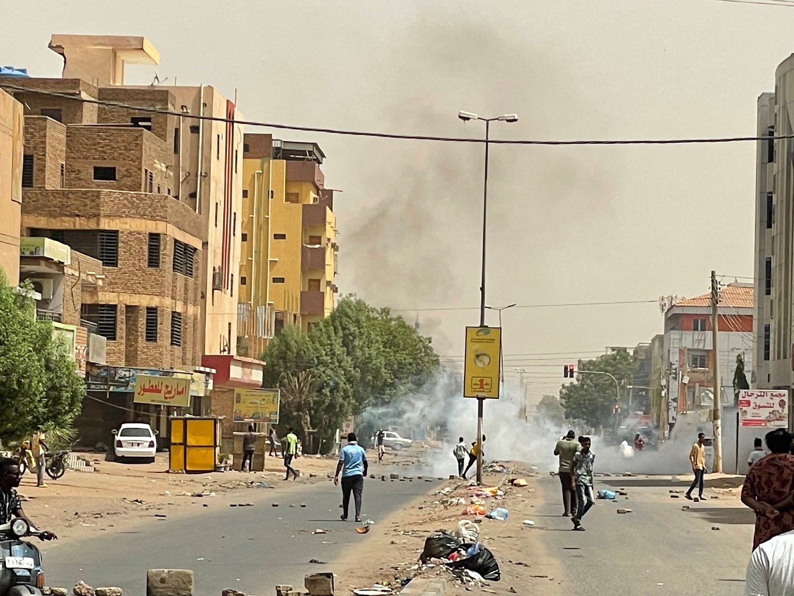 مواجهات عنيفة من القوات الأمنية بقنابل الغاز على الحشود الضخمة من المتظاهرين السودانيين وشرطة السواري على ظهور الخيول (فيديو وصور)