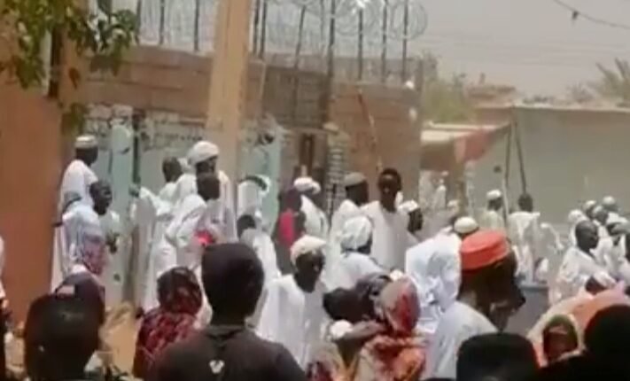 بالفيديو : هجوم وصدامات بالسواطير والحجارة بين مريدين داخل ضريح الشيخ الكولخي بام درمان تخلف عشرات الاصابات