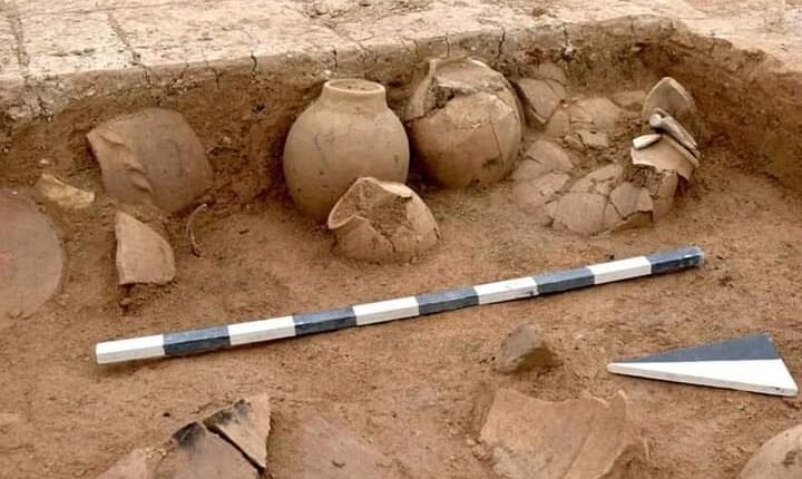 بالصورة.. انحسار مياه نهر دجلة في العراق يكشف عن مفاجأة وظهور مدينة عمرها آلاف السنين