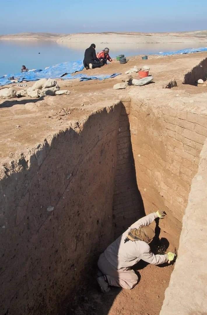بالصورة.. انحسار مياه نهر دجلة في العراق يكشف عن مفاجأة وظهور مدينة عمرها آلاف السنين