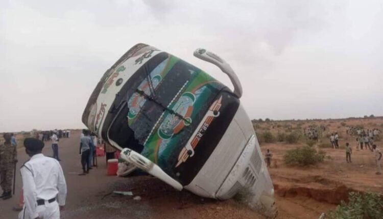 السودان.. مصرع طفلة وإصابة 34 آخرين نتيجة لانقلاب بص سياحي